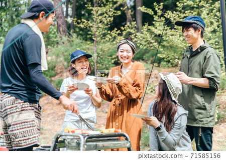 男女朋友和同事進行燒烤、露營、燒烤、烤肉和豪華露營（聚會和節日） 71585156