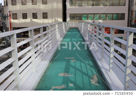 Road of pedestrian bridge connecting on the road Aging floor 71585450