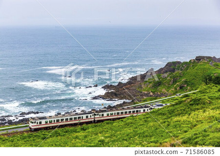 八戶線列車在青森縣八戶市蘆崎崎市沿海 71586085