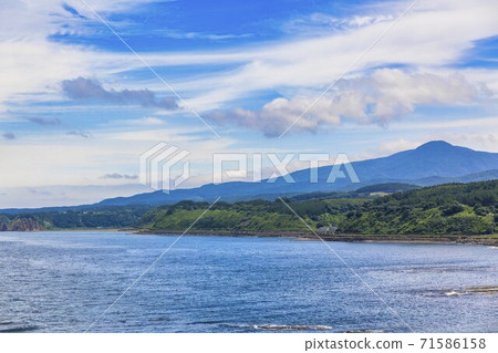 從青森縣深浦町禦崎崎看到的日本海和正木山 從青森縣深浦町禦崎崎看到的日本海和正木山 71586158