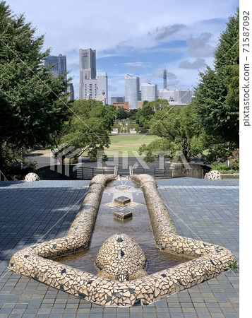 [Yokohama] Yamashita Park in fine weather and its surroundings [No people] 71587092