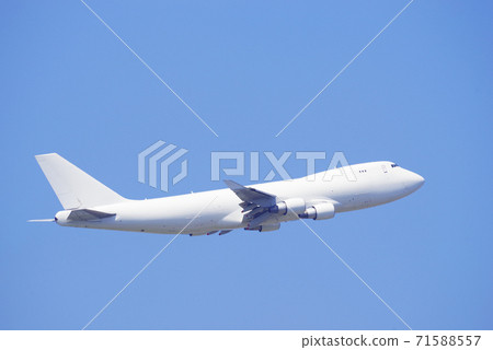 Jumbo jet to take off 71588557