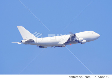 Jumbo jet to take off 71588559