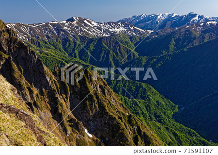 從谷川山和西黑龍山的爬坡看到的七夕山和牧木山 從谷川山和西黑龍山的爬坡看到的七夕山和牧木山 71591107