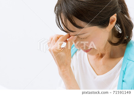 女性患有視疲勞 女性患有視疲勞 71591149