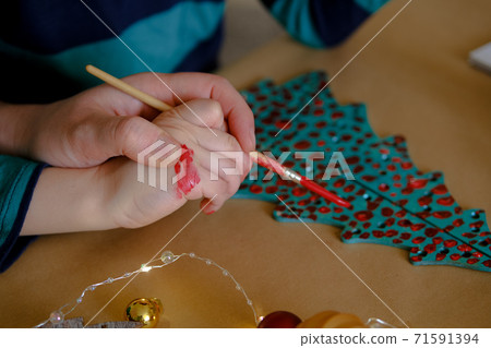 Father helping child making christmas decorations 71591394