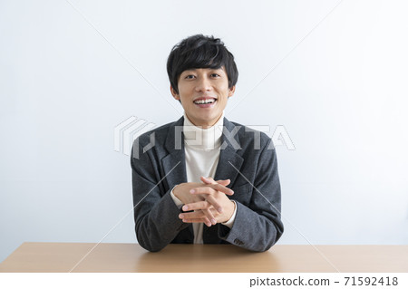 談話年輕的人看照相機 談話年輕的人看照相機 71592418
