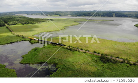 ROYAL EXPRESS在北海道七町的Shiraru Toro沼澤岸邊運行 71593526