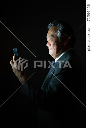 商業圖像黑色背景側身 71594496