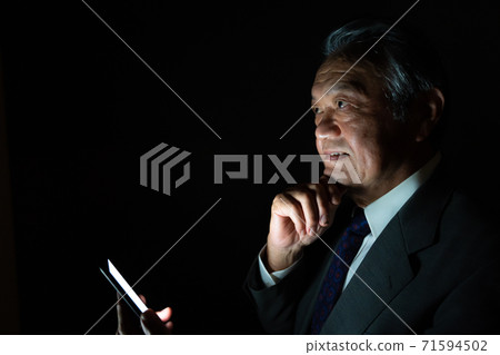 商業圖像黑色背景側身 商業圖像黑色背景側身 71594502