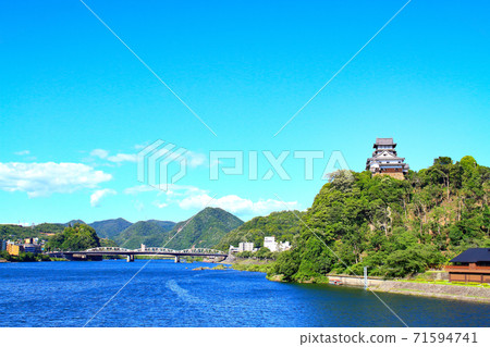 犬山市，木曾川和犬山城的風景 71594741