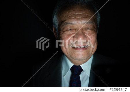 商業形象黑色背景 71594847