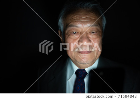 商業形象黑色背景 71594848