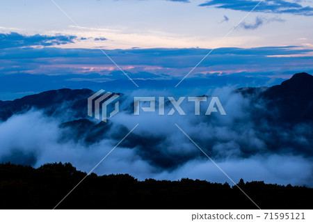 Sea of clouds of beauty 71595121