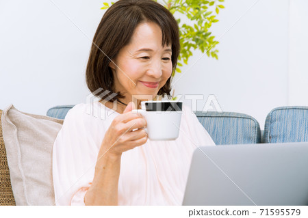 Smile woman laptop remote Smile woman laptop remote 71595579