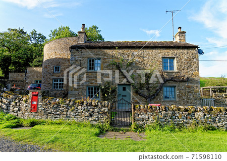 Old English brick house at Bolton Castle Old English brick house at Bolton Castle 71598110
