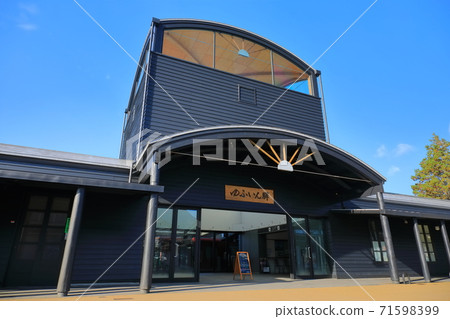 [Oita Prefecture] Yufuin Station Building under fine weather 71598399