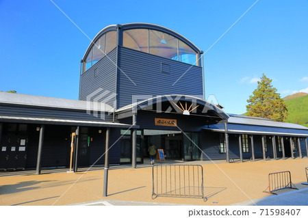 [Oita Prefecture] Yufuin Station Building under fine weather 71598407