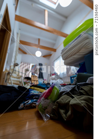 Garbage room changing clothes Garbage room changing clothes 71598460