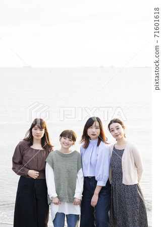 適合紀念照的4位女士 71601618