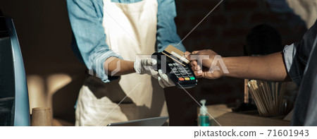 Payment for order and social distance during COVID-19 epidemic Payment for order and social distance during COVID-19 epidemic 71601943