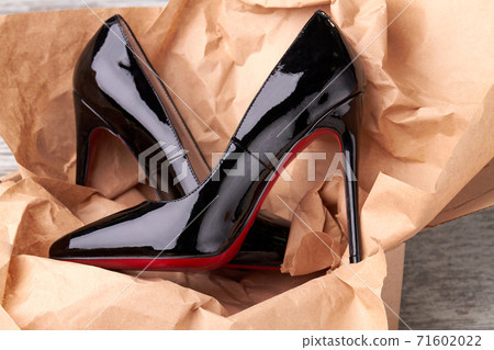 Patent leather black shoes for women. 71602022