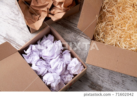An open boxes with filling material inside. 71602042