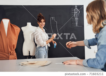 Woman telling how to sewing Woman telling how to sewing 71603211