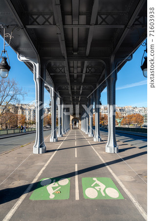 Cycle Path on the pont Bir-Hakeim - Paris 71603938