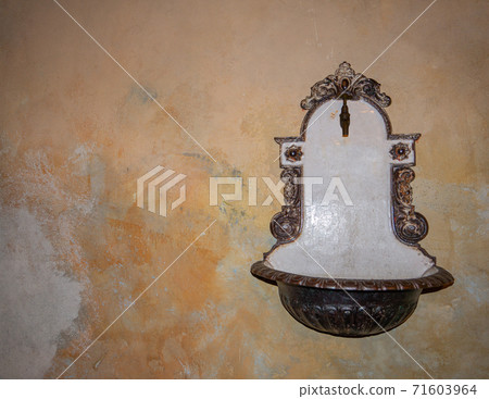 An old wash basin on a rustic wall An old wash basin on a rustic wall 71603964