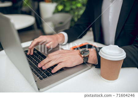 Close up of male businessman working on laptop 71604246