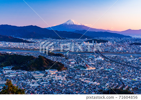 (Shizuoka Prefecture) City of Shizuoka city and Mt. Fuji dawn 71604856