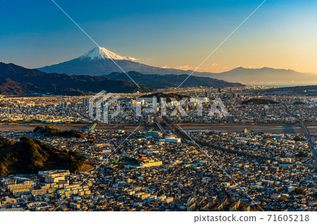 (靜岡縣)靜岡市和富士山的城市風光 (靜岡縣)靜岡市和富士山的城市風光 71605218