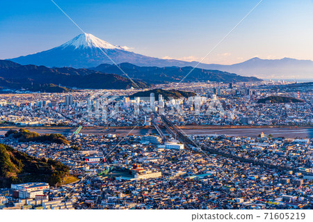 (Shizuoka Prefecture) Shizuoka Cityscape and Mt. Fuji Early Morning 71605219