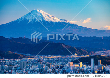 (Shizuoka Prefecture) Shizuoka Cityscape and Mt. Fuji Early Morning 71605228