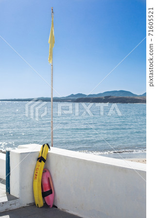 Passage to the beach in Arrieta on the island of Lanzarote. 71605521
