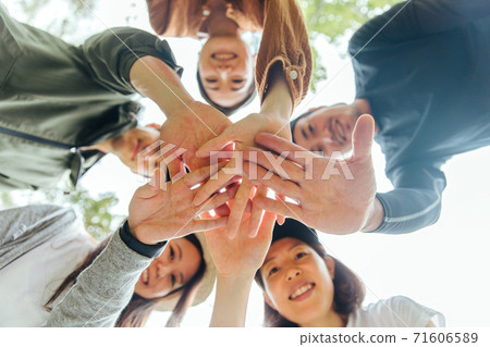 Teamwork of friends who came to the camp 71606589