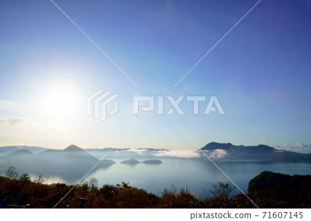 晨霧北海道包圍的秋天洞爺湖 晨霧北海道包圍的秋天洞爺湖 71607145