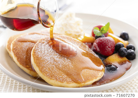 Pancakes with plenty of fresh cream and fruits Pancakes with plenty of fresh cream and fruits 71607270
