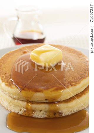 Sprinkle maple syrup on the stacked pancakes and eat 71607287
