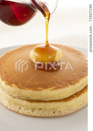Sprinkle maple syrup on the stacked pancakes and eat Sprinkle maple syrup on the stacked pancakes and eat 71607290
