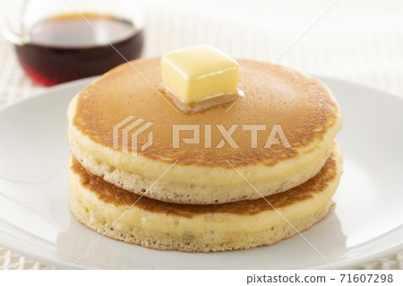 Sprinkle maple syrup on the stacked pancakes and eat Sprinkle maple syrup on the stacked pancakes and eat 71607298