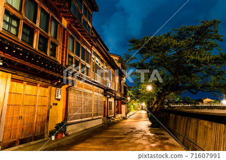 Night view of Kazuemachi Chayagai, Kanazawa City, Ishikawa Prefecture 71607991