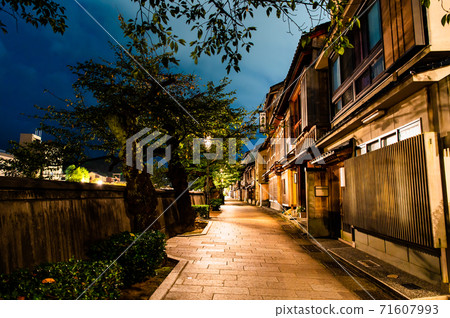 Night view of Kazuemachi Chayagai, Kanazawa City, Ishikawa Prefecture Night view of Kazuemachi Chayagai, Kanazawa City, Ishikawa Prefecture 71607993