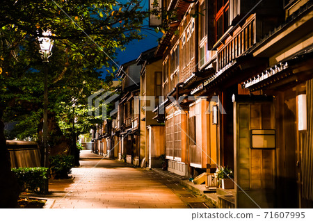 Night view of Kazuemachi Chayagai, Kanazawa City, Ishikawa Prefecture Night view of Kazuemachi Chayagai, Kanazawa City, Ishikawa Prefecture 71607995