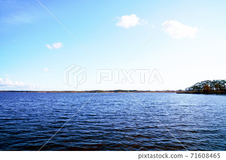 Lake Utonai in autumn Hokkaido 71608465