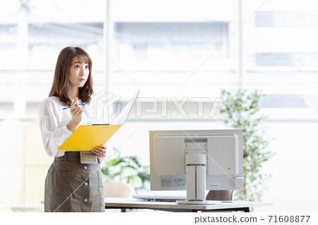 辦公室工作期間的女商人 辦公室工作期間的女商人 71608877