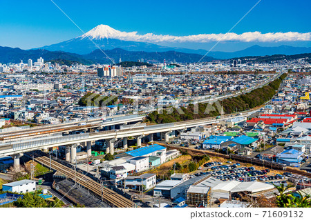 (靜岡縣)靜岡市東名高速公路和新幹線富士山的遠景 (靜岡縣)靜岡市東名高速公路和新幹線富士山的遠景 71609132