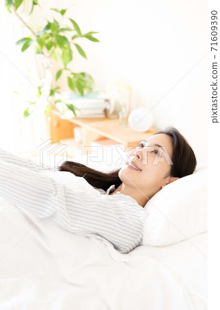 年輕女子在臥室裡醒來 年輕女子在臥室裡醒來 71609390