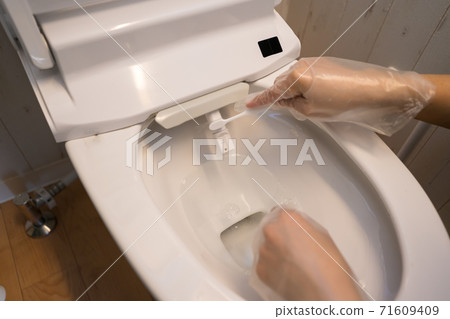 Toilet cleaning Nozzle cleaning Toilet cleaning Nozzle cleaning 71609409